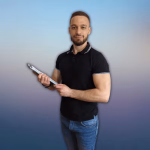 Фитнес треньорът Боян Мавров с папка в ръка преди консултация с клиент