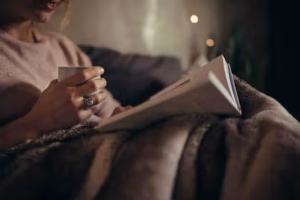 Жена, която чете книга преди лягане.