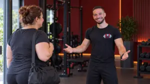Боян Мавров от MavrovFit посреща дружелюбно жена във фитнеса