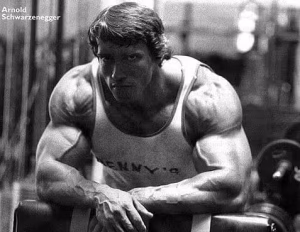 Снимка на Арнолд Шварценегер, който почива във фитнеса