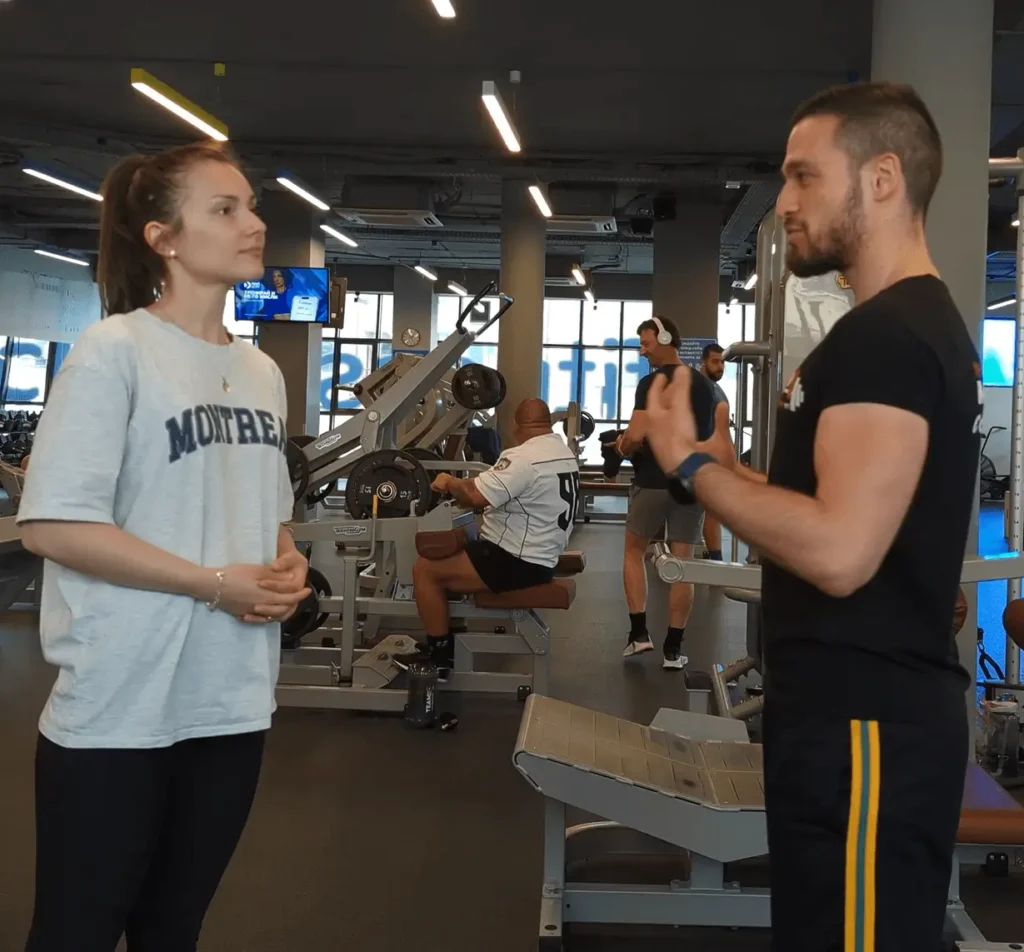 Фитнес треньор Боян Мавров от MavrovFit провежда консултация с клиент от тяхната фитнес менторска програма