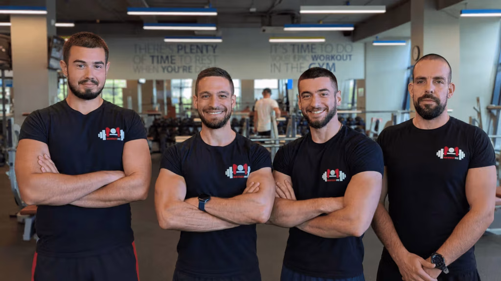 Снимка на всички от сертифицираните персонални треньори на MavrovFit - Boyan Mavrov, на една снимка във фитнес Некст Левъл Младост 4, усмихнати и готови да помагат на жени, които искат да отслабнат устойчиво и да стегнат тялото си, за да се чувстват уверени, енергични и със самочувствие.